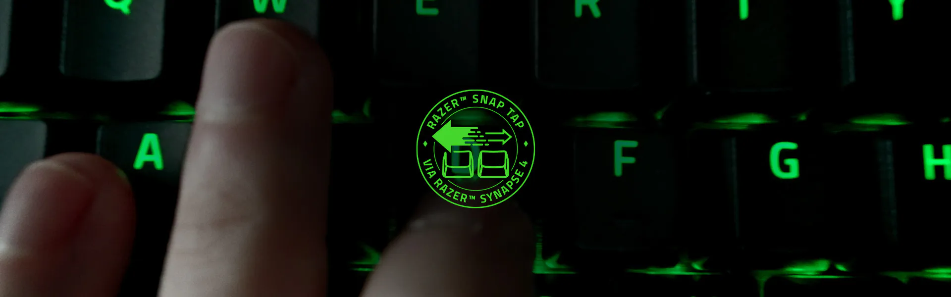 תקריב של המקלדת האחורית הירוקה של Razer עם Snap Tap על פני תג Synapse 4